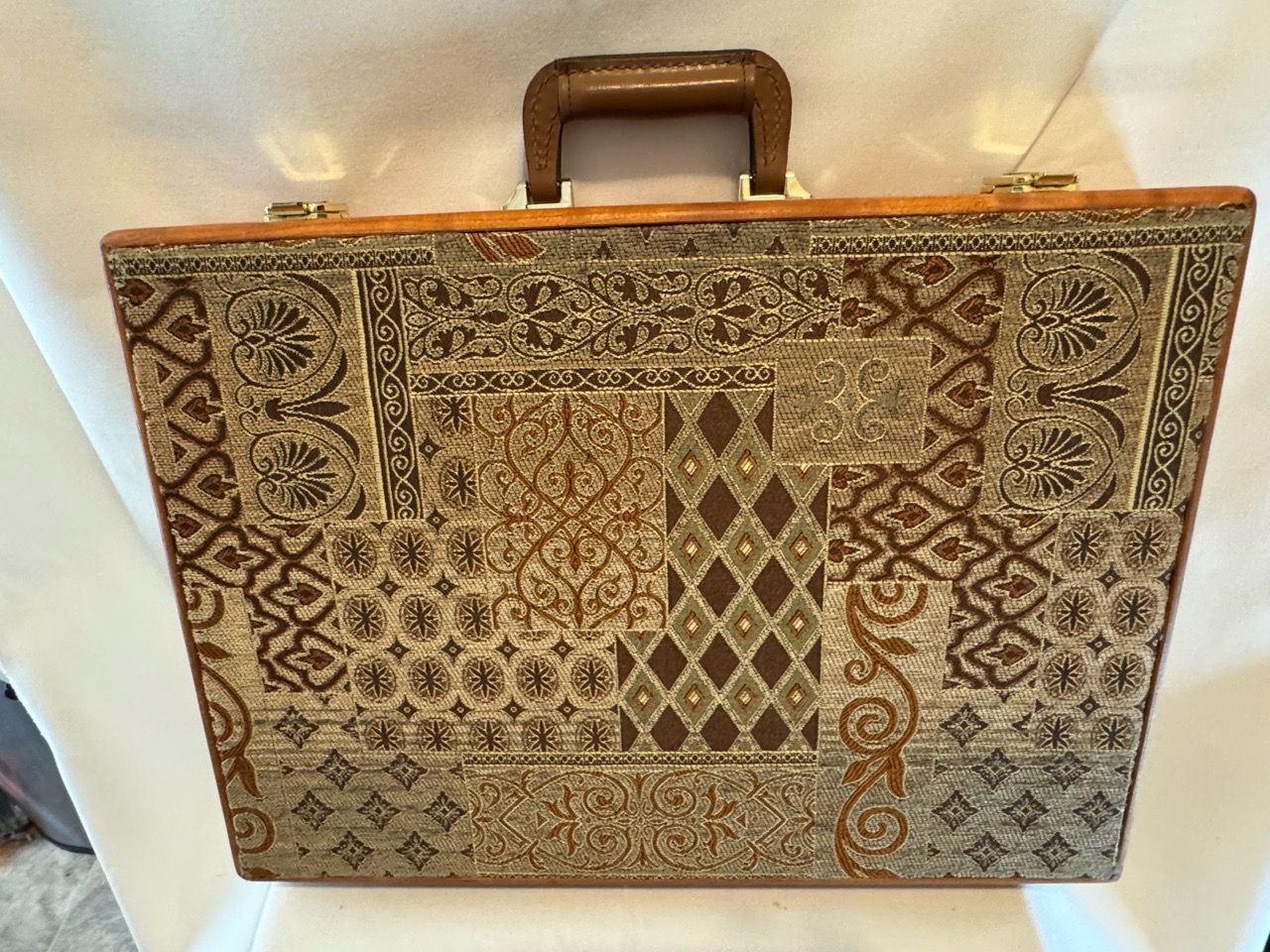 Vintage Briefcase-Style Wooden Backgammon Set