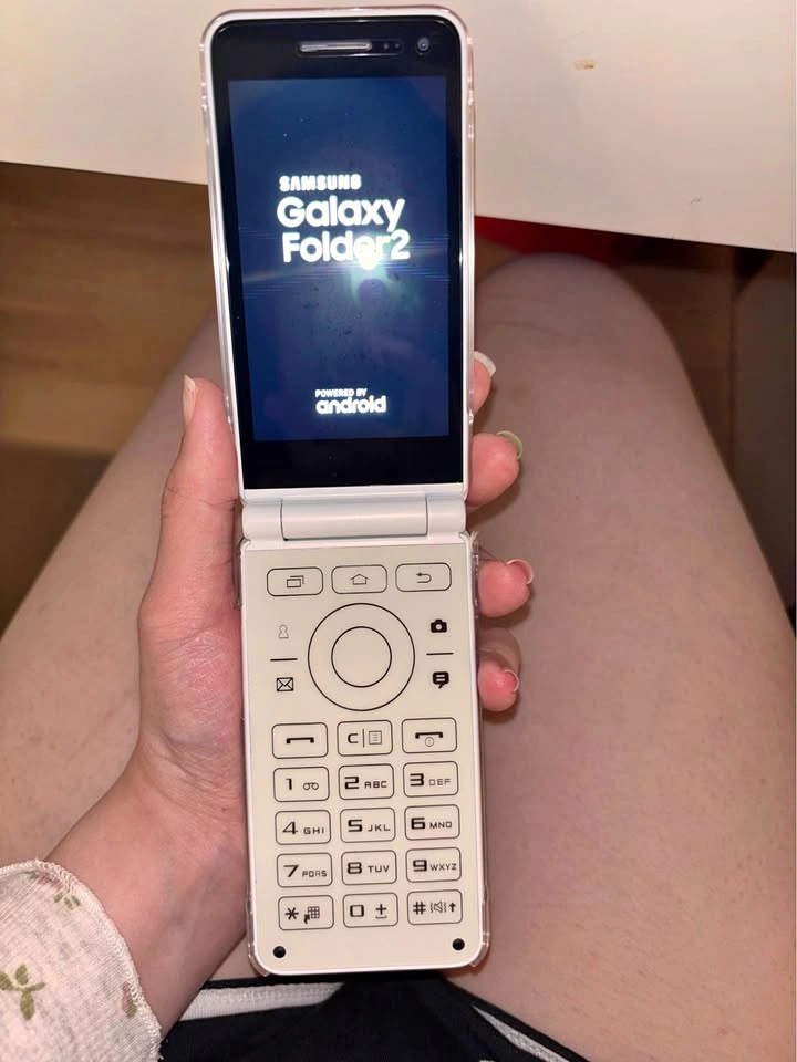 Samsung Galaxy Folder 2 - WHITE MINT COND.