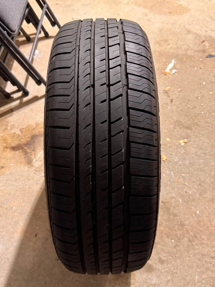 Greenmax 235/60R18 107V Extra Load Tire - Like New - photo 2