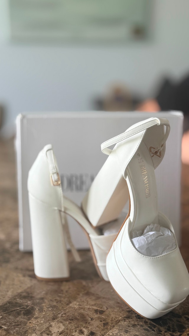 DREAM PAIRS White Platform Block Heels – Size 6