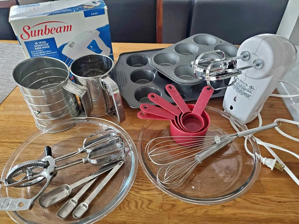 Sunbeam Mixmaster Hand Mixer and Baking Set