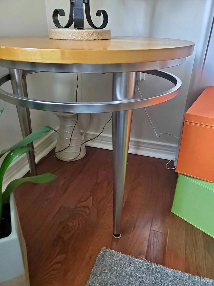 Round Wood table. Needs sanding on top but great base.