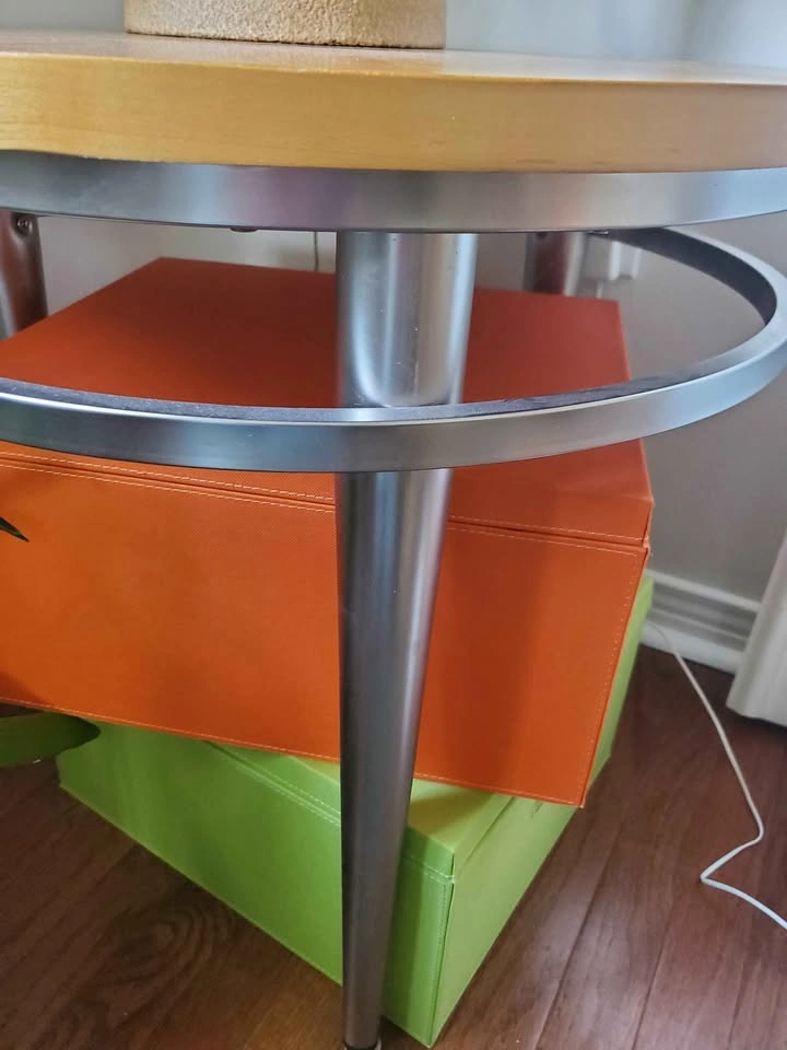 Round Wood table. Needs sanding on top but great base. - photo 3