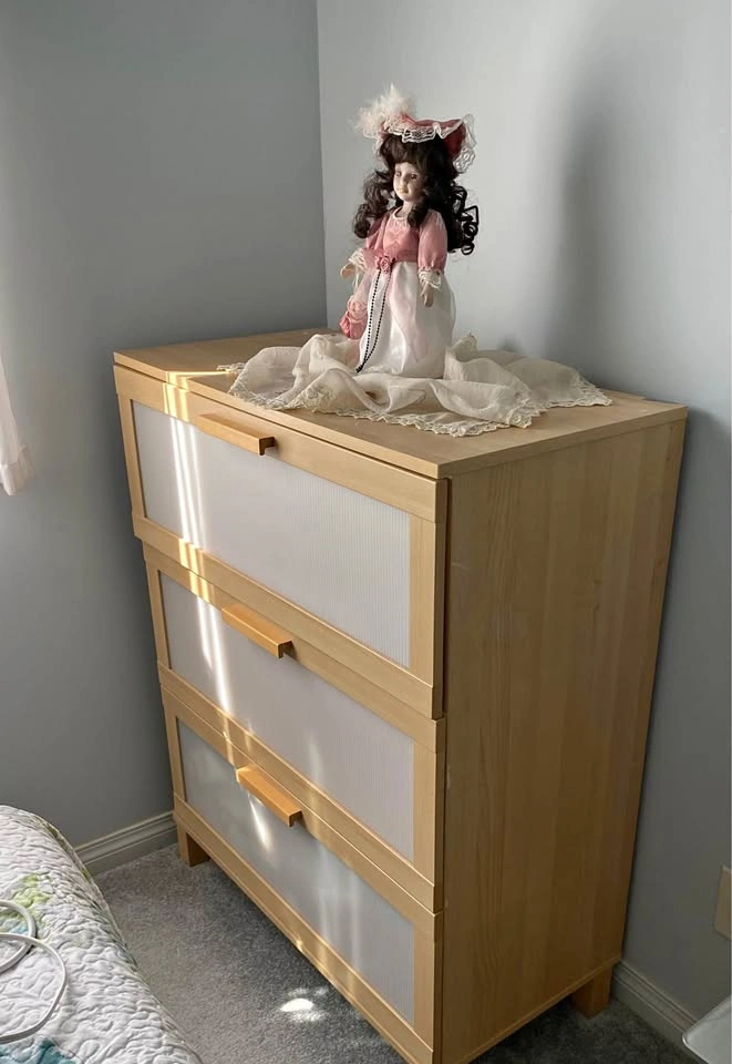 LIGHT WOOD 3-DRAWER DRESSER / CHEST