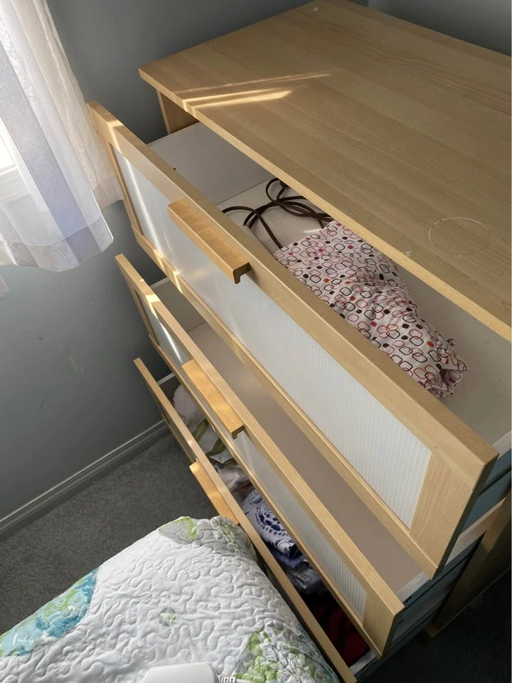 LIGHT WOOD 3-DRAWER DRESSER / CHEST - photo 4