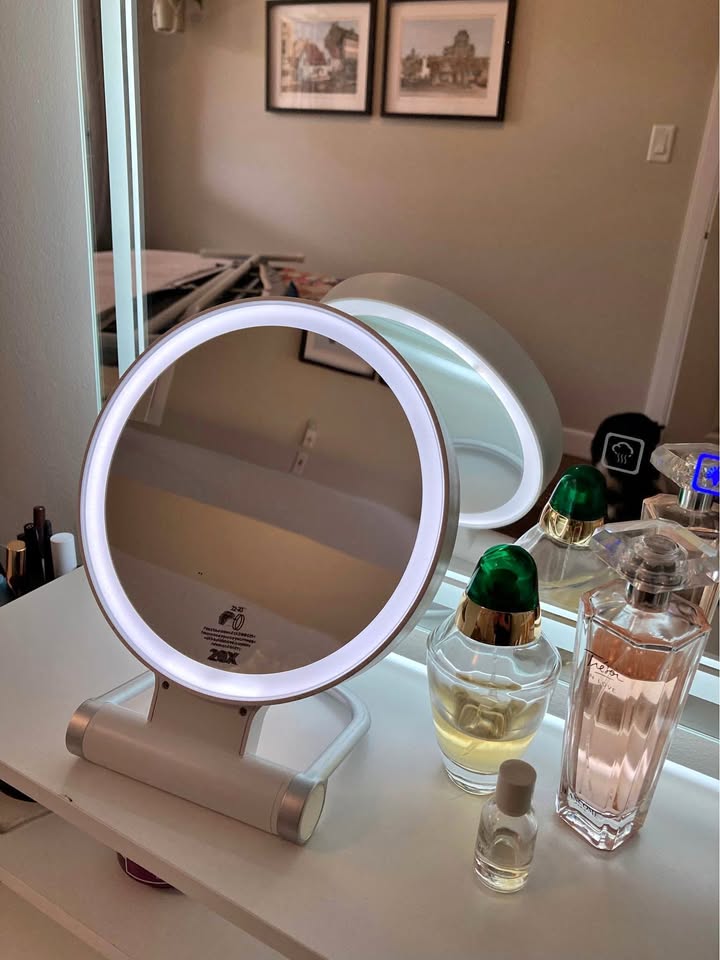 Cordless double-sided lit make mirror