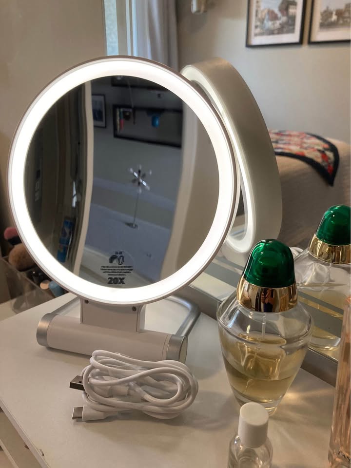 Cordless double-sided lit make mirror - photo 3