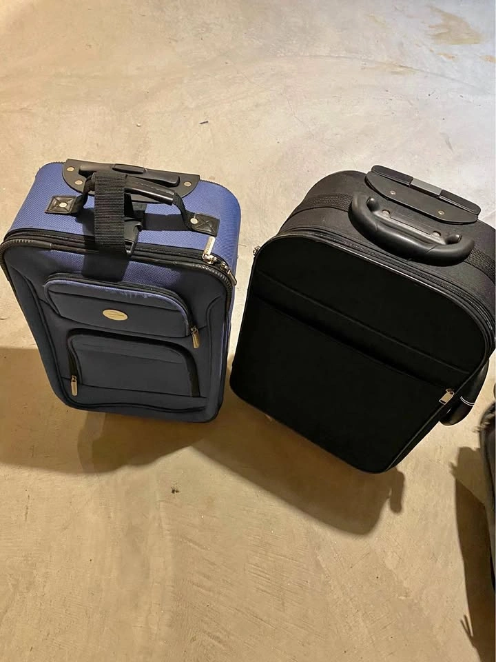 Set of 2 Rolling Carry-On Suitcases – Black & Navy