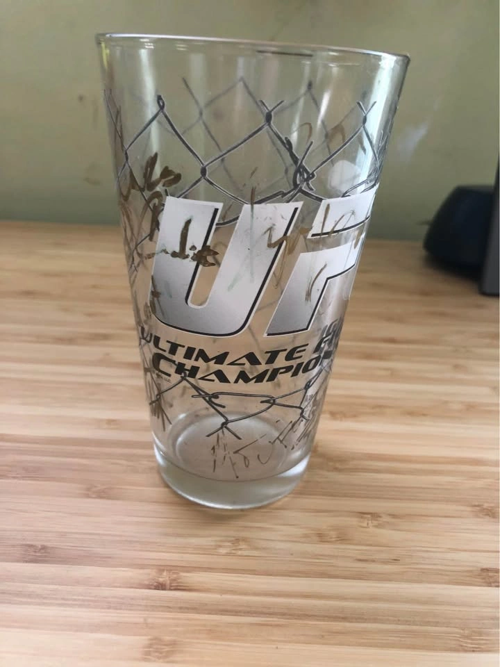 Signed UFC Pint Glass - MMA Legends! - photo 2