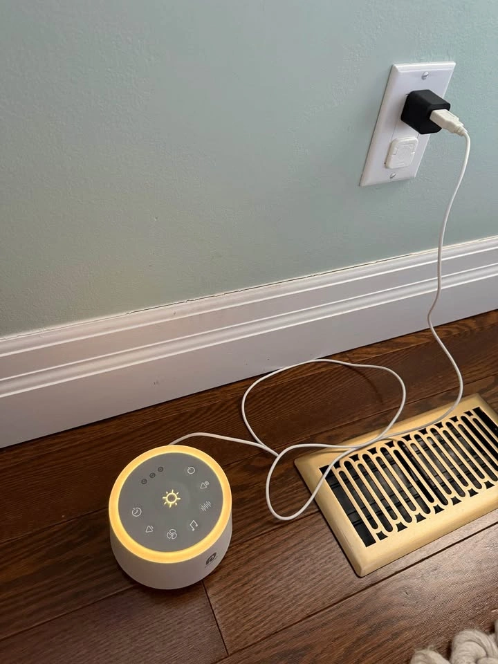 Dreamegg sound machine and night light - photo 2