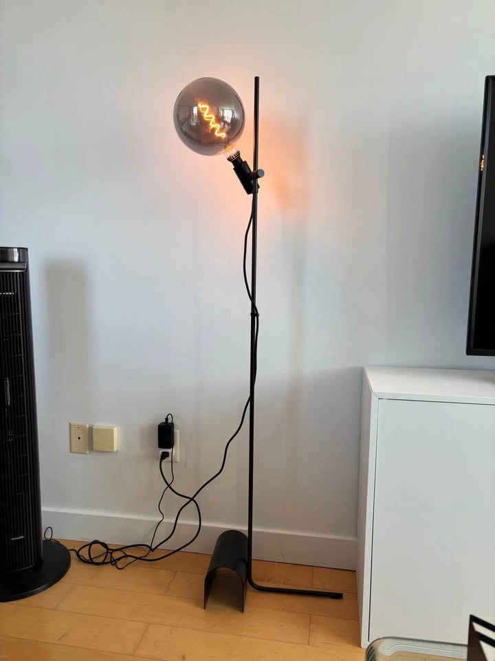 Floor lamp with big bulb - photo 2