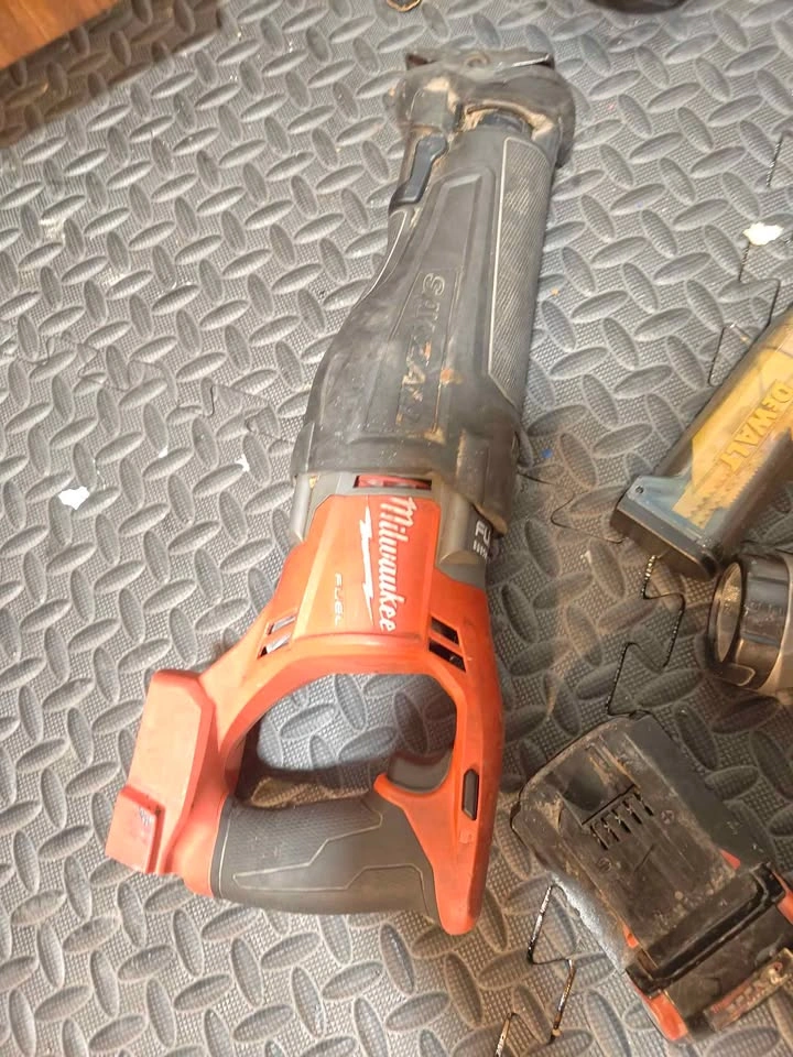 Milwaukee M18 FUEL Sawzall and Work Light Set - photo 3