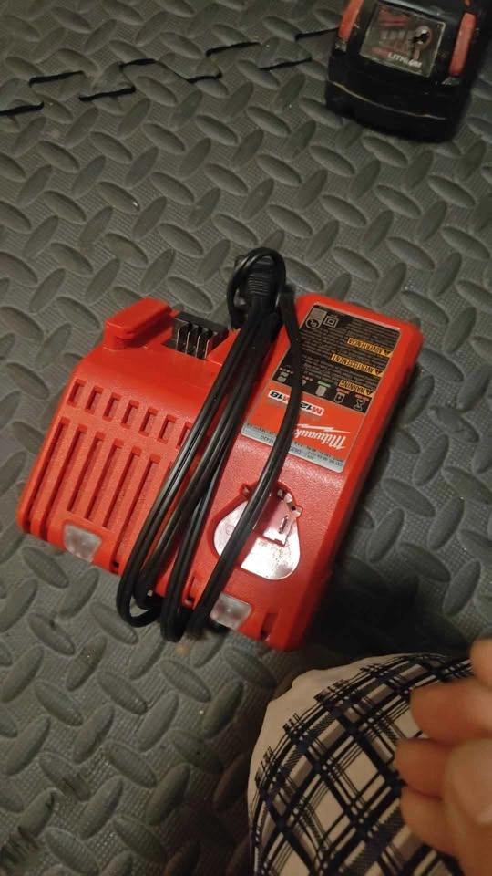 Milwaukee M18 FUEL Sawzall and Work Light Set - photo 4