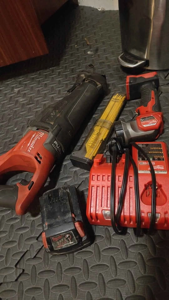 Milwaukee M18 FUEL Sawzall and Work Light Set - photo 5
