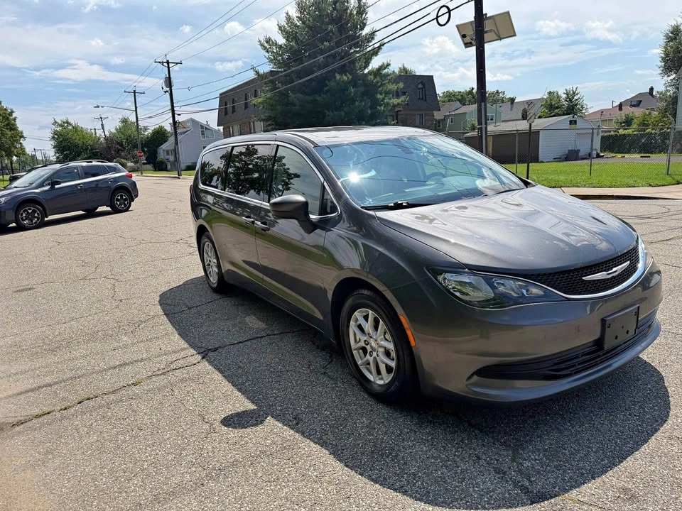 2017 Chrysler Pacifica LX Minivan 4D
