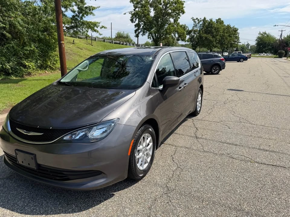 2017 Chrysler Pacifica LX Minivan 4D - photo 2