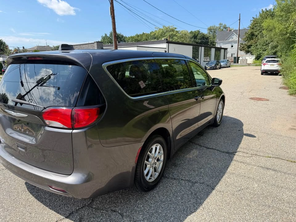 2017 Chrysler Pacifica LX Minivan 4D - photo 4