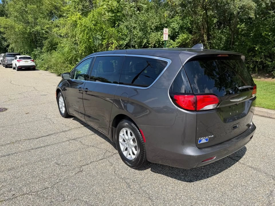 2017 Chrysler Pacifica LX Minivan 4D - photo 5