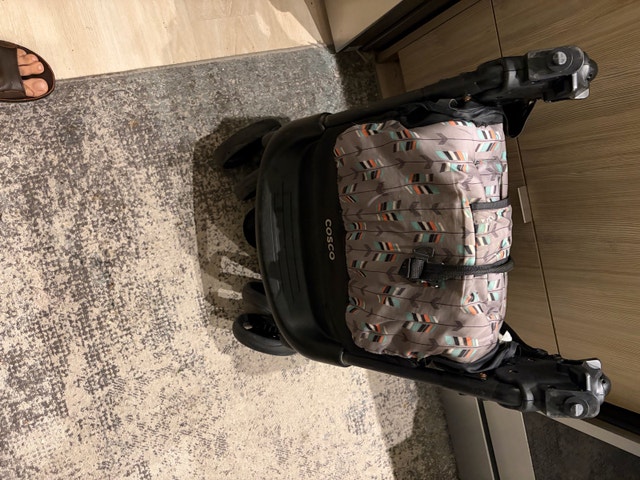 Cosco Lift & Stroll Lightweight Stroller - Excellent Condition - photo 3