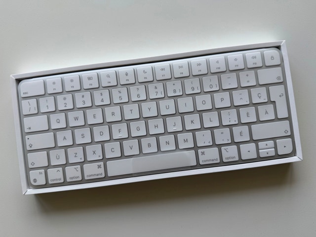 Apple Magic Keyboard – French (Canada) – Brand New - photo 5