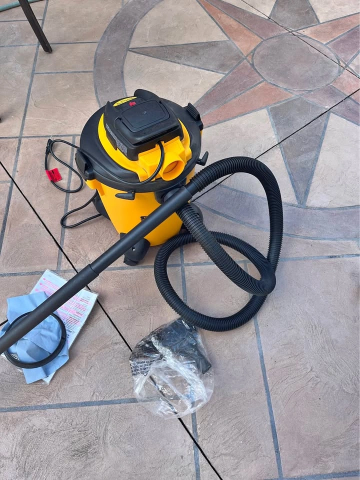 Shop-Vac 2.5 Peak HP Wet/Dry Shop Vacuum, 22.7-L