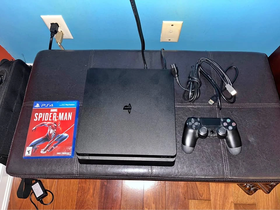Sony PlayStation 4 Slim (PS4 Slim) + 2 Controls + Games