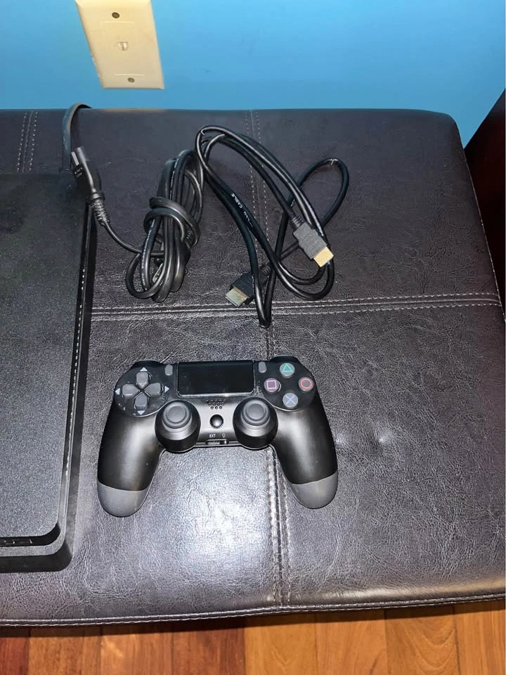 Sony PlayStation 4 Slim (PS4 Slim) + 2 Controls + Games - photo 2
