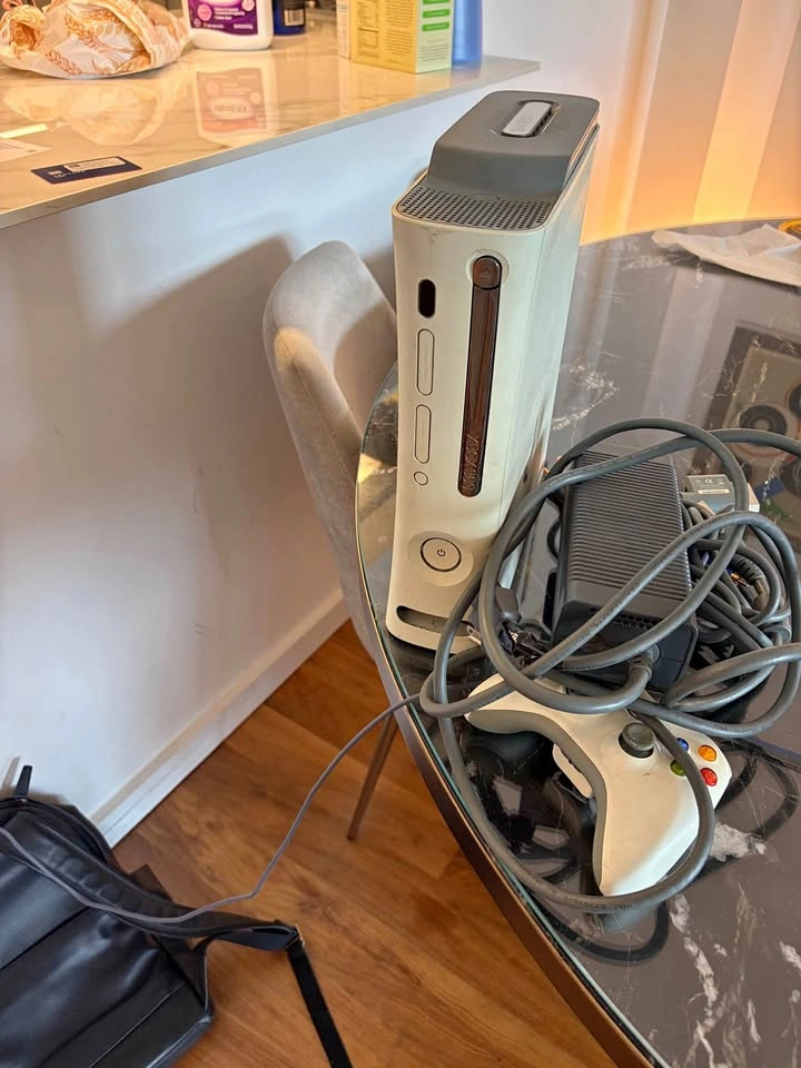 Xbox 360 60gb Console Bundle – Controller, Power Cord & HDMI