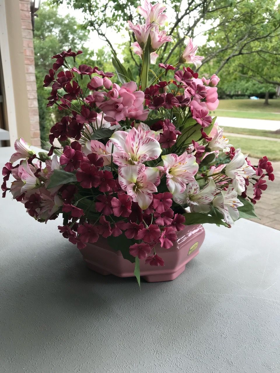 BEAUTIFUL FLORAL ARRANGEMENT WITH CERAMIC BASE