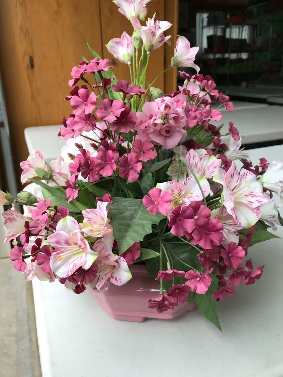 BEAUTIFUL FLORAL ARRANGEMENT WITH CERAMIC BASE - photo 3