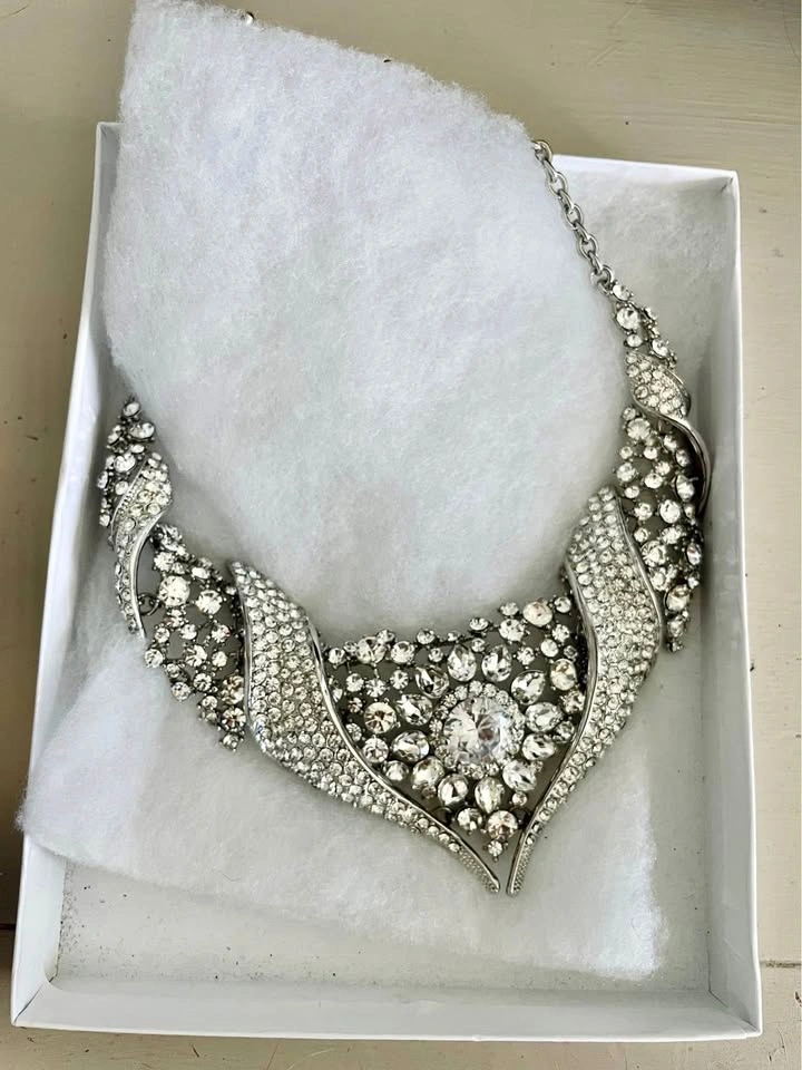 Crystal jewelry necklace