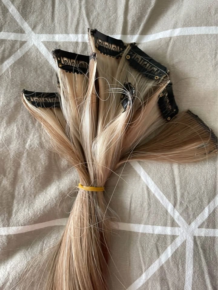 Blond long clip ins - photo 4