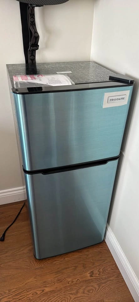 Frigidaire Bar EFR463 Refrigerator - photo 4