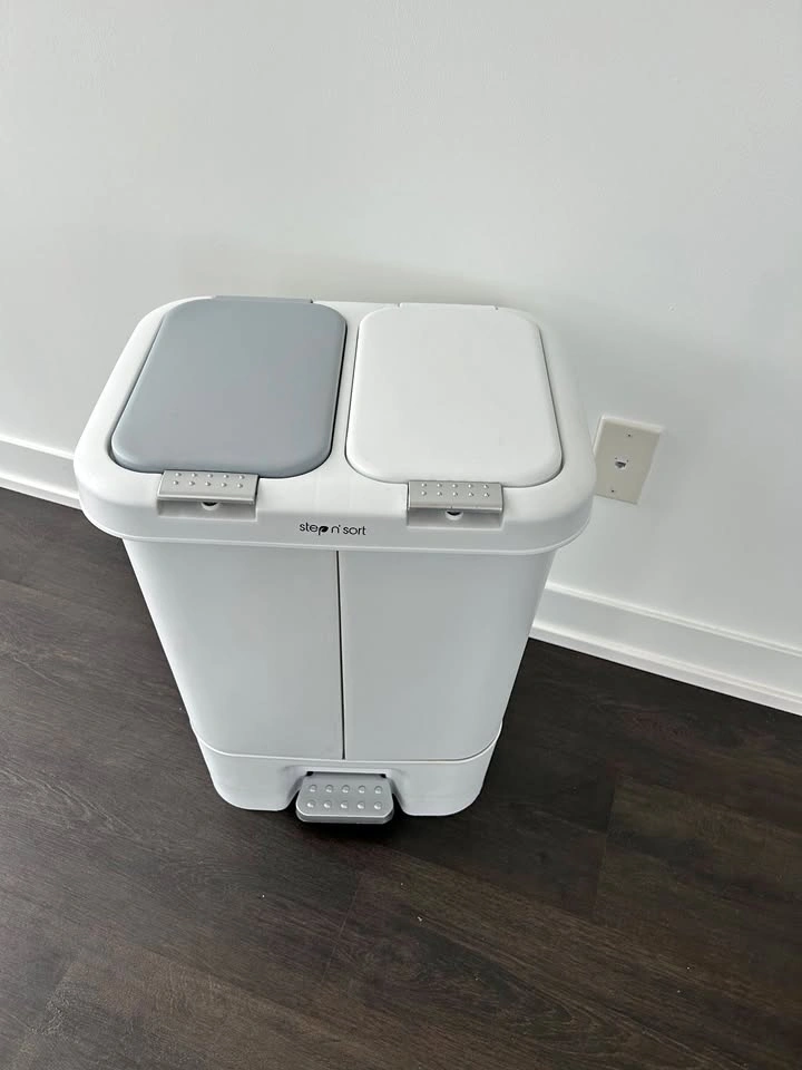 Dual Trash & Recycling Bin Step N’ Sort – White
