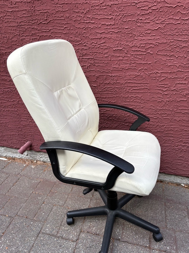 IKEA swivel chair - can deliver