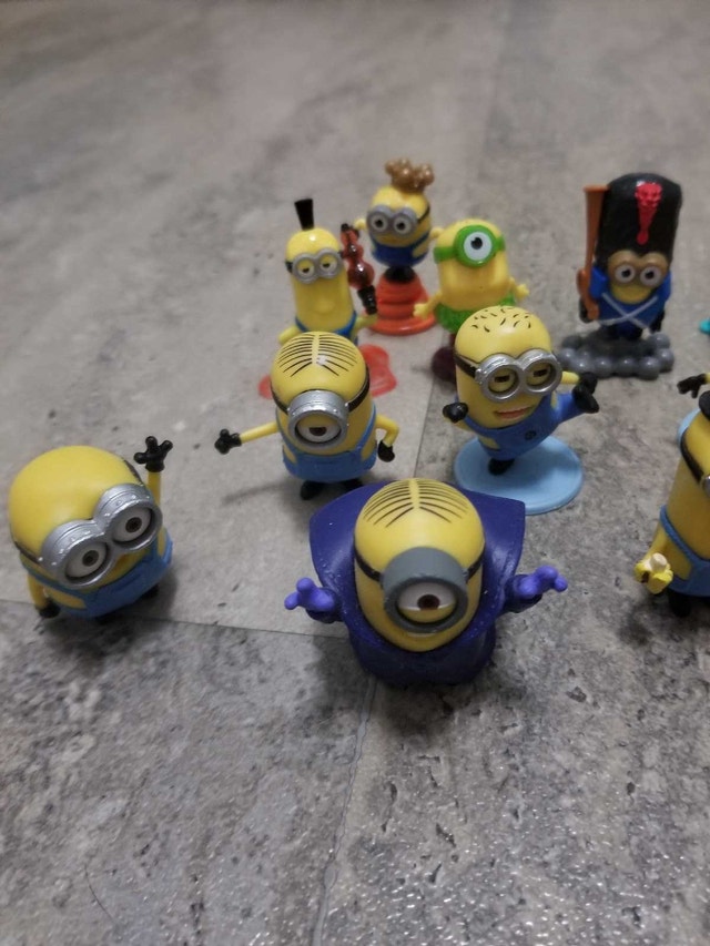 minions toy figurines all for $10 - photo 2