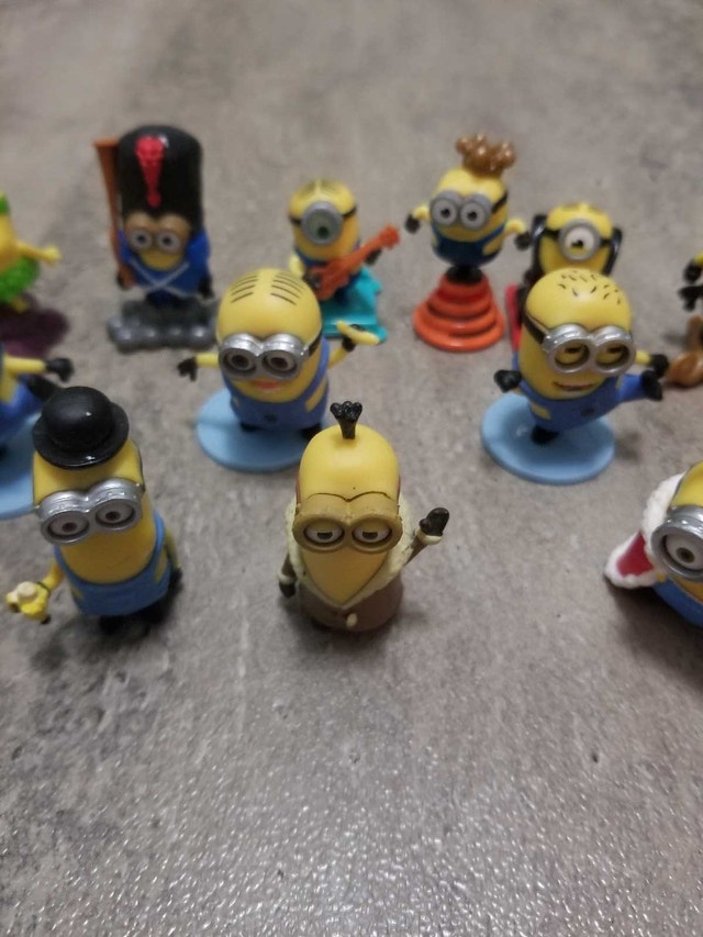 minions toy figurines all for $10 - photo 4