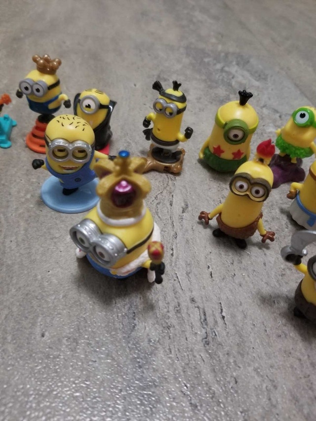 minions toy figurines all for $10 - photo 5