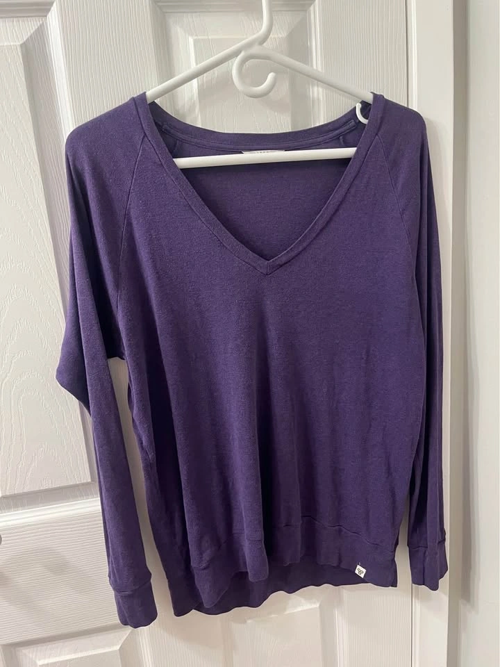 TNA Purple Long Sleeve V-Neck Top – Women’s Size M