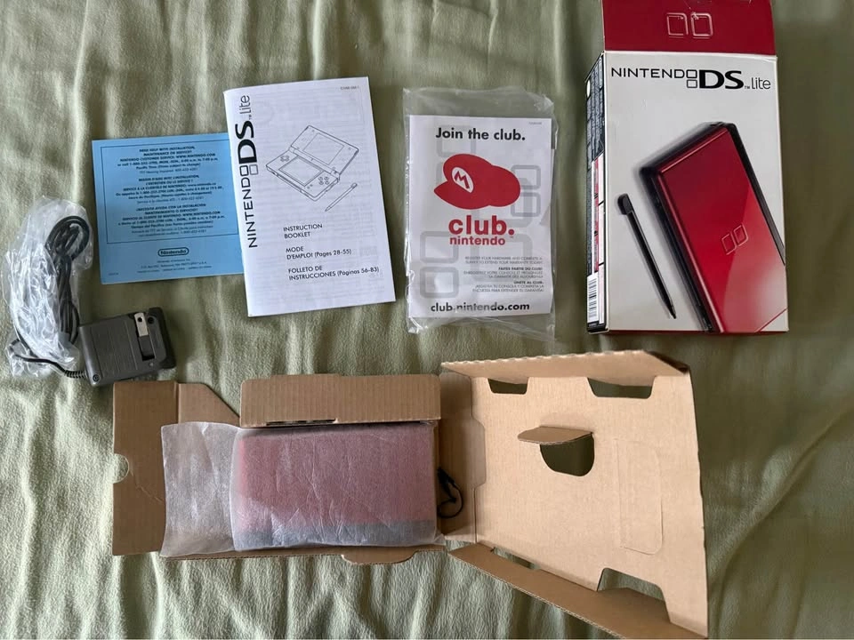 RED Nintendo DS Lite MINT (CIB) - photo 2