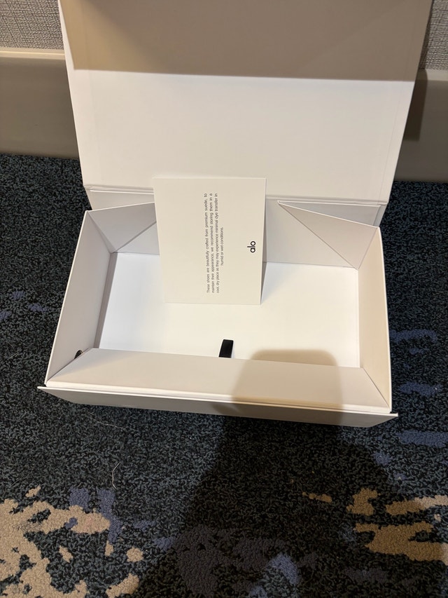 Alo Sunset Sneaker empty box