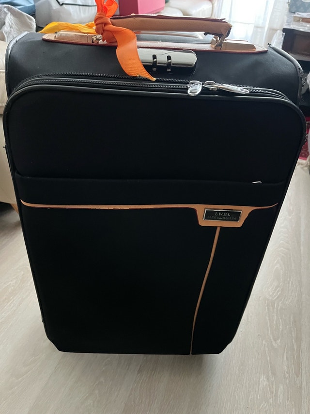 LWBL Medium 4-Wheel Spinner Luggage - Blacklock LP 23”