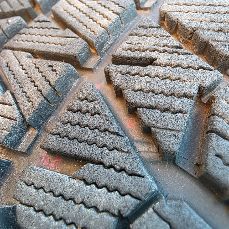 225/45/17 Bridgestone winter tires image indicator(2)