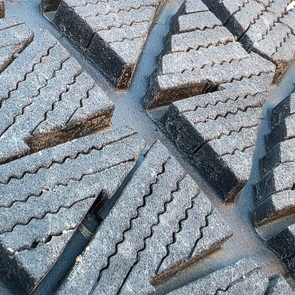 225/45/17 Bridgestone winter tires image indicator(3)