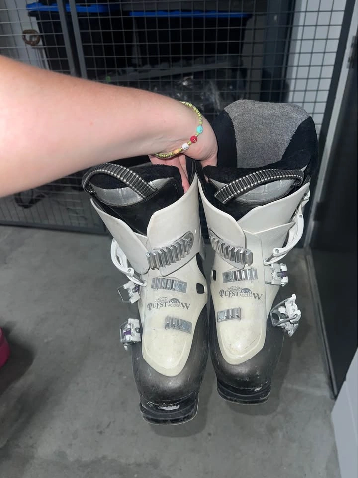 Skis and boots - photo 4