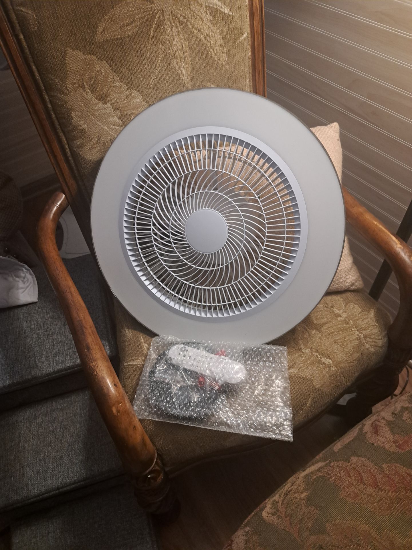 Round Ceiling Fan Light with Remote