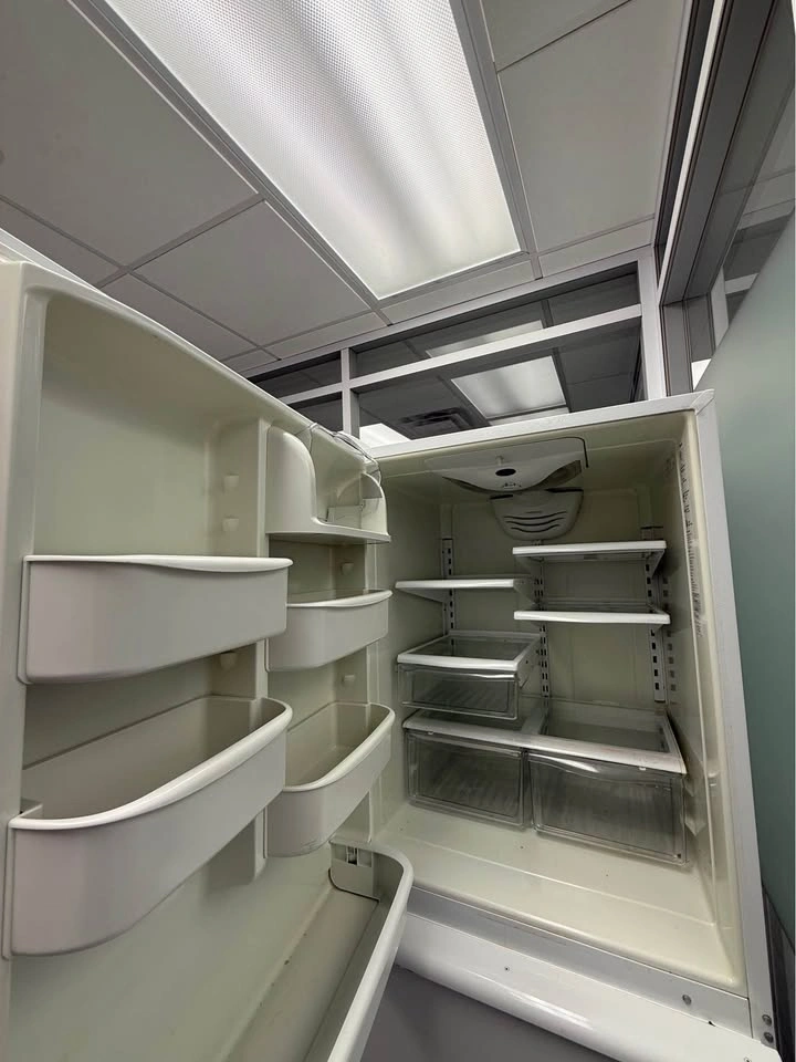 Amana 30" Refrigerator - Bottom Freezer White - photo 2