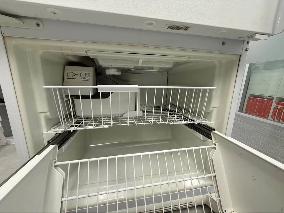 Amana 30" Refrigerator - Bottom Freezer White - photo 3