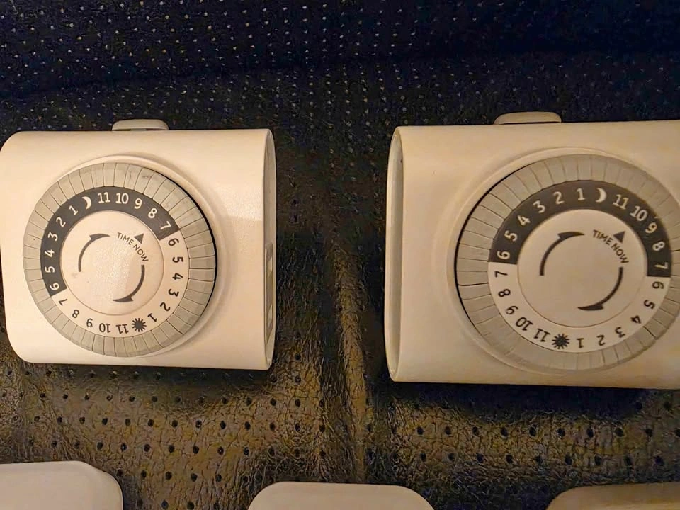 NIGHT LIGHTS AND TIMER