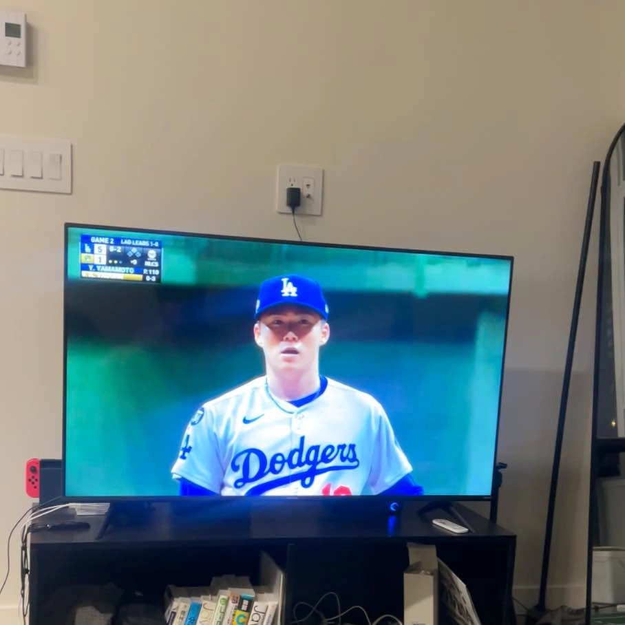 Hisense 50" R6 Series Roku TV - photo 2